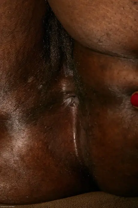 Chocolate, la voluttuosa bellezza ebano, mostra i suoi grandi seni e accarezza la sua figa pelosa