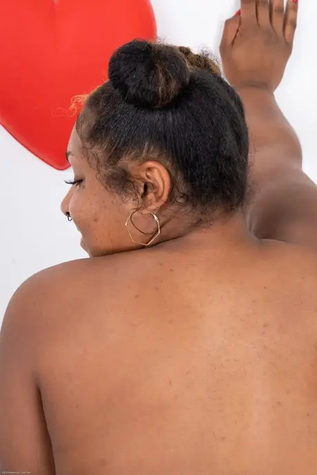 La bella bellezza nera formosa Daisy mostra la sua figa pelosa e il suo bel culo