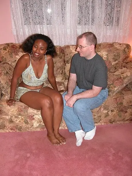 Cinnamon Delight, sexy ebony MILF, si nechá udělat face fucking od Logana Drakea