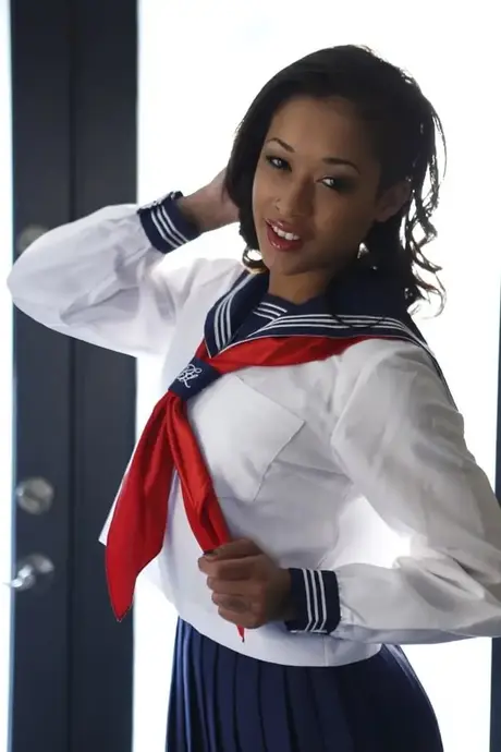 Cosplayeren Skin Diamond spreder benene for et dybt knald og tager imod en sædudløsning