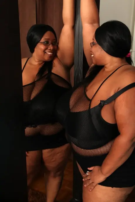 Cotton Candi, una BBW morena, muestra sus enormes pechos caídos en lencería negra