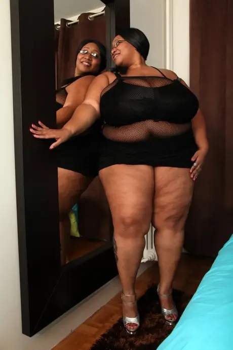 Cotton Candi, una BBW morena, muestra sus enormes pechos caídos en lencería negra