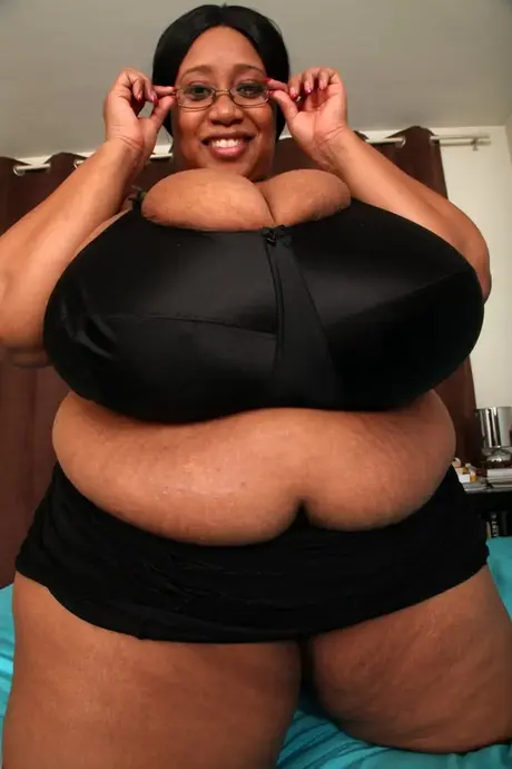 Cotton Candi, una BBW morena, muestra sus enormes pechos caídos en lencería negra