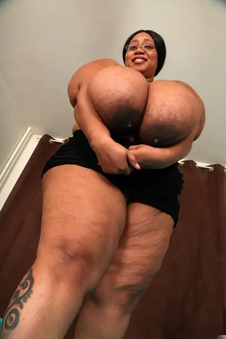 Cotton Candi, una BBW morena, muestra sus enormes pechos caídos en lencería negra