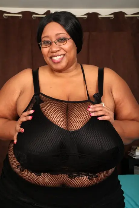Cotton Candi, una BBW morena, muestra sus enormes pechos caídos en lencería negra