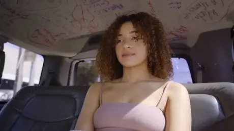Kudrnatá Latinka Mariah Banks je šukána v autobuse