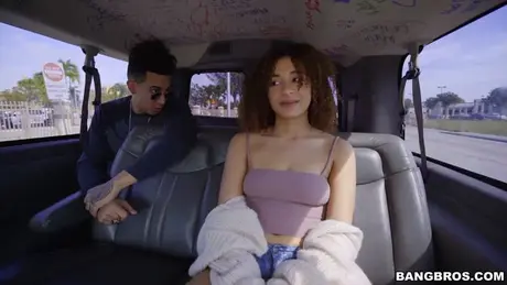 Kudrnatá Latinka Mariah Banks je šukána v autobuse