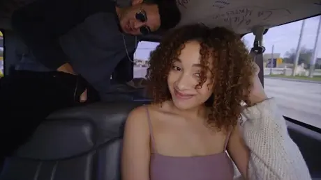 Kudrnatá Latinka Mariah Banks je šukána v autobuse