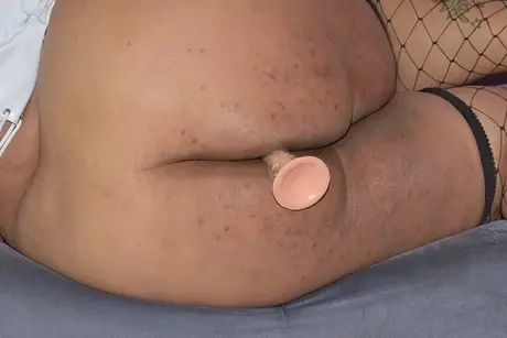 Curvy Bunny B, obézní tmavá amatérka, používá dildo na své vagíně v síťovaných punčochách