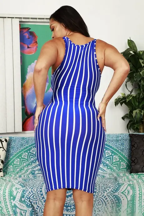曲線豊かなebonyのAshlyn Peaksが体型を披露し、剃った陰部を広げる