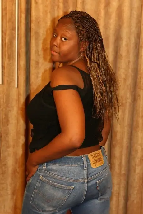 Femme pulpeuse termine une séance black-on-black avec du sperme dans la bouche