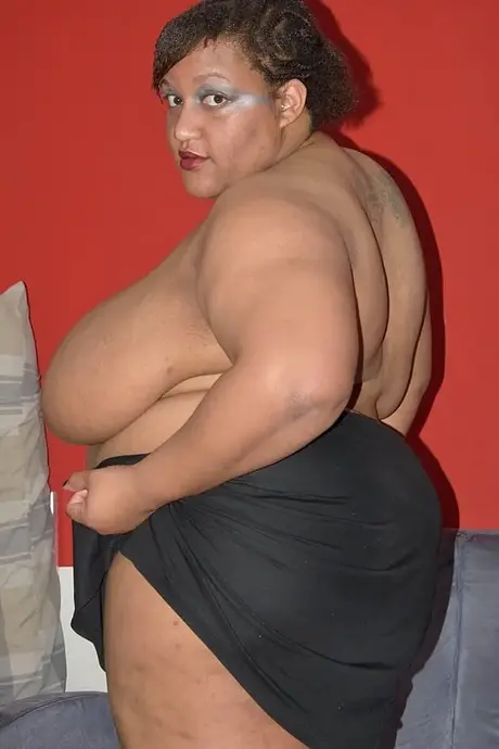 CurvyBunnyB, tmavá SSBBW, uvolní svá mega velká prsa a předvede svůj obrovský zadek