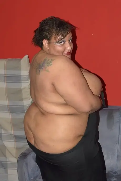 CurvyBunnyB, tmavá SSBBW, uvolní svá mega velká prsa a předvede svůj obrovský zadek
