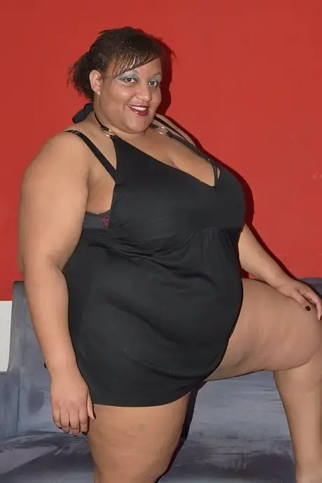 CurvyBunnyB, tmavá SSBBW, uvolní svá mega velká prsa a předvede svůj obrovský zadek