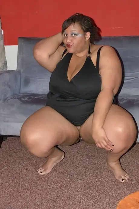 CurvyBunnyB, tmavá SSBBW, uvolní svá mega velká prsa a předvede svůj obrovský zadek