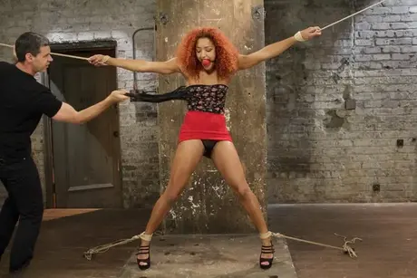 Daisy Ducati, de zwarte schoonheid, krijgt een ball gag en een masturbatiesessie