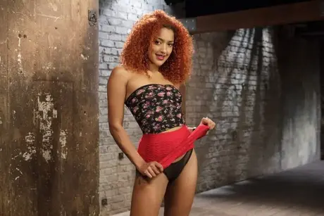 Daisy Ducati, černá kráska, dostává kuličkový roubík a seanci masturbace