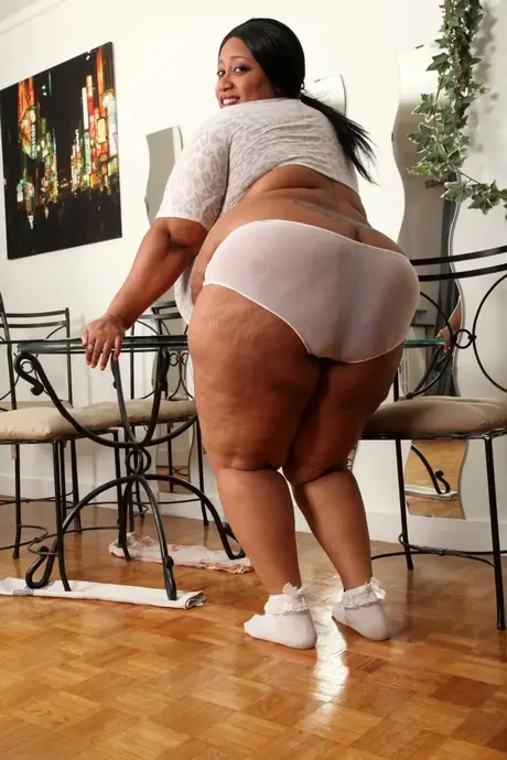 La BBW ebony Cotton Candi revela y acaricia sus enormes pechos