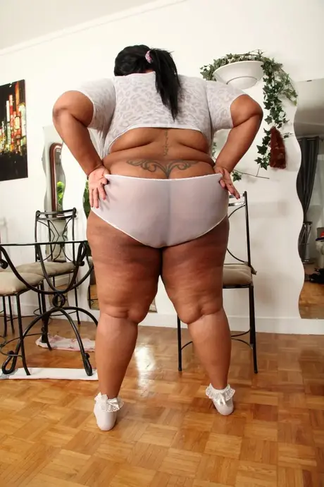 La BBW ebony Cotton Candi revela y acaricia sus enormes pechos