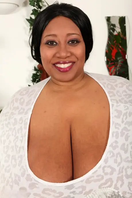 La BBW ebony Cotton Candi revela y acaricia sus enormes pechos