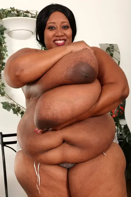 La BBW ebony Cotton Candi revela y acaricia sus enormes pechos