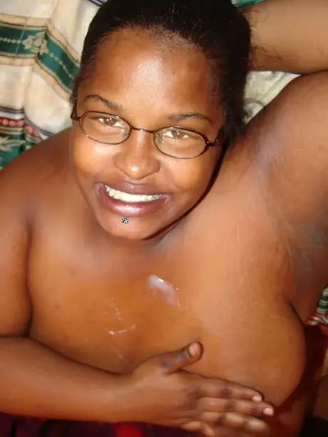 Ebonynahkainen BBW avslutar interrasial MMF-scen med sperma på bröstet
