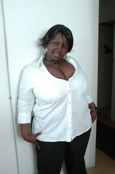 La BBW ébano Mariana Kodjo revela y acaricia sus enormes pechos