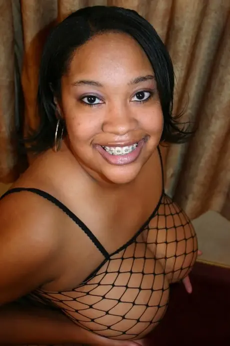 Ebony BBW får en munfull efter att ha ridit en brors kuk