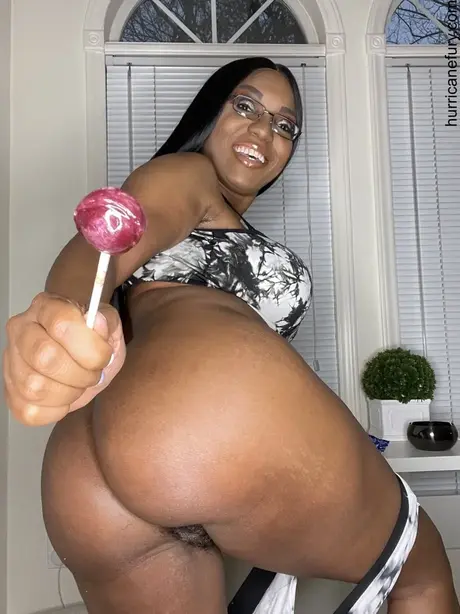 Ebony Furystrikesback předvádí svůj úchvatný velký zadek a horkou kundu