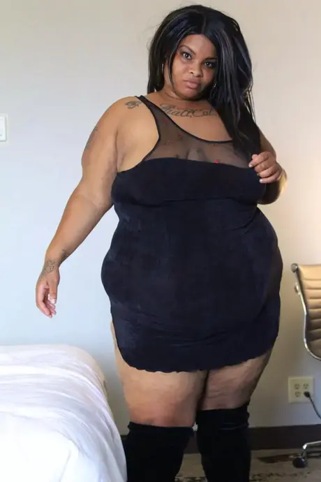 Ebony SSBBW Carmel Squirtz befreit ihren riesigen Arsch aus einem schwarzen Kleid