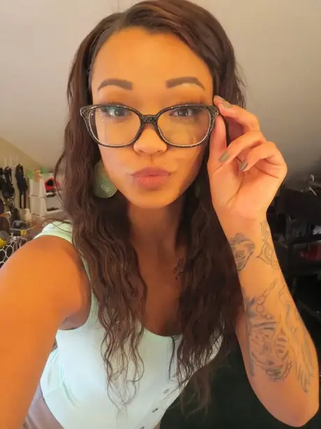 Harley Dean, la beauté ébène tatouée aux faux seins, montre son corps sexy