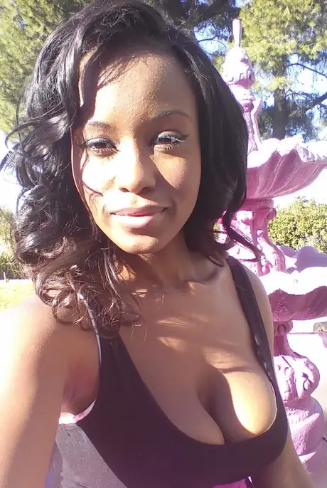 Jezabel Vessir 露出双乳在后院骑乘肉棒