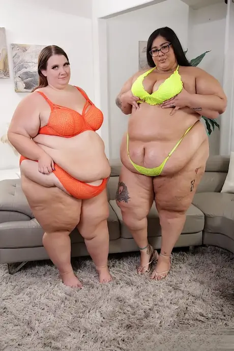 Kayla Peach och Crystal Blue, båda sjukligt feta kvinnor, klär av sig växelvis