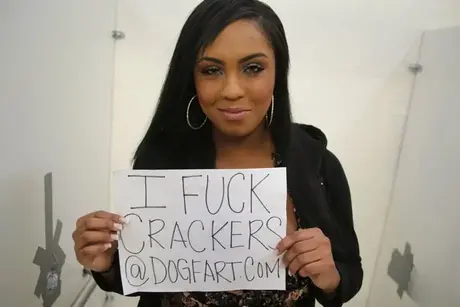 Layton Benton, prsatá černošská kráska, se v glory hole špiní s velkým ptákem