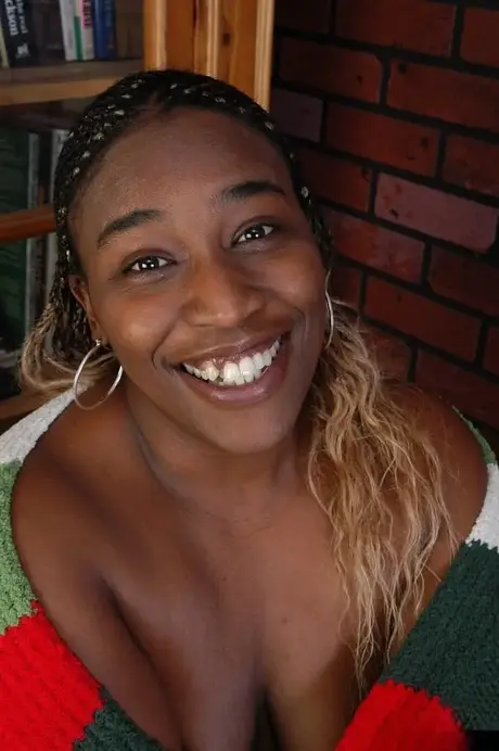 Lyric, una donna nera dalle curve generose e dai seni enormi, offre scene di masturbazione solitaria nuda