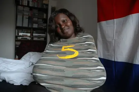 Mariana Kodjo, una mujer negra de talla grande, muestra con orgullo sus enormes pechos naturales