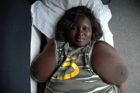 Mariana Kodjo, una mujer negra de talla grande, muestra con orgullo sus enormes pechos naturales