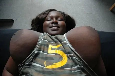 Mariana Kodjo, una mujer negra de talla grande, muestra con orgullo sus enormes pechos naturales
