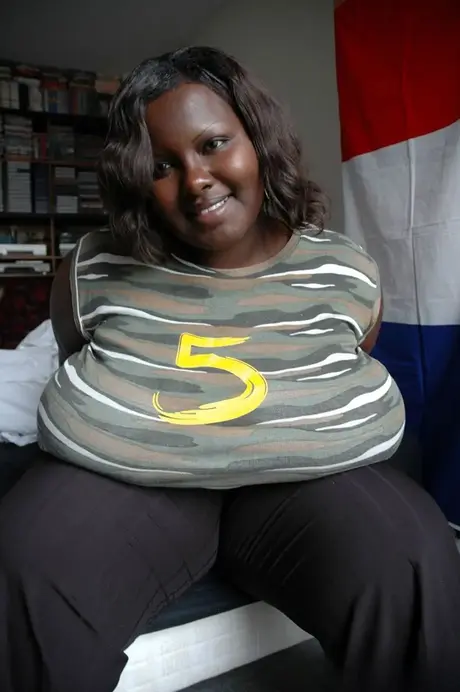 Mariana Kodjo, una mujer negra de talla grande, muestra con orgullo sus enormes pechos naturales