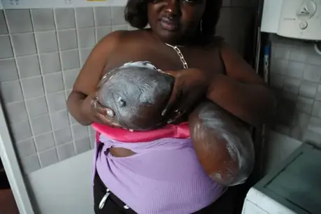 Mariana Kodjo, BBW madura de ébano, aceita y masajea sus enormes pechos