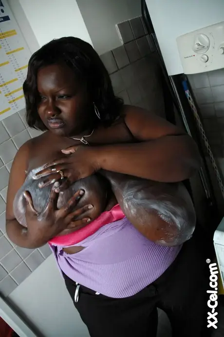 Mariana Kodjo, BBW madura de ébano, aceita y masajea sus enormes pechos