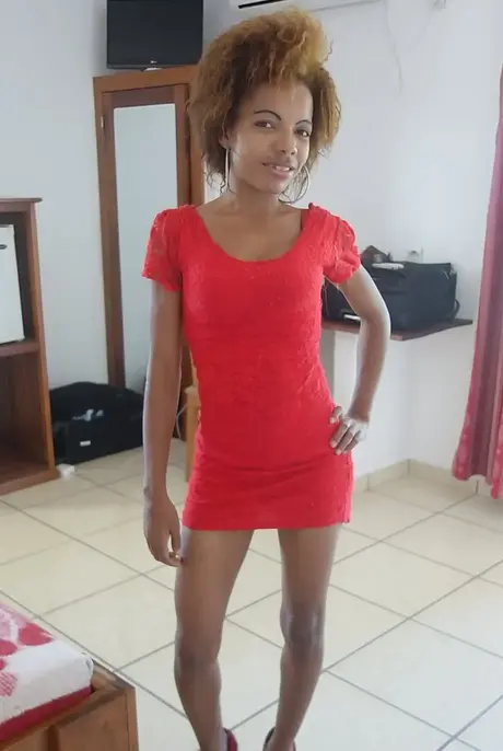 Marina, la mince beauté noire, montre un creampie après une scène de sexe POV