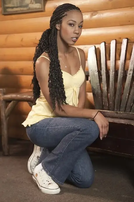 Misty Stone, drobná černošská kráska s malými prsy, si bere bílého ptáka hluboko do své kundičky