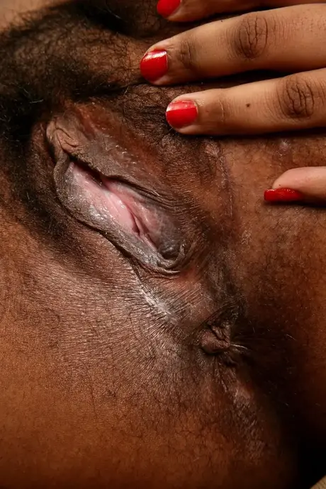 Monica Jimenez, beauté ébène aux courbes généreuses, dévoile son gros cul et sa chatte poilue sur le canapé