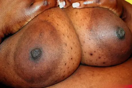 Ms Alotoftitties, ebenová SSBBW, uvolní svá obrovská prsa na židli