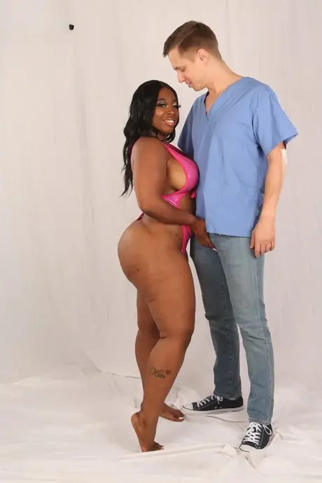 Ms London, una belleza ébano con curvas y un gran trasero, chupando y cabalgando carne blanca