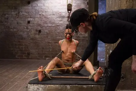 Nikki Darling in bondage con corde riceve punizioni corporali mentre è nuda