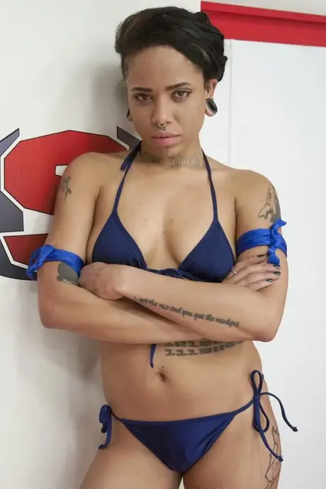 Nikki Delano i Jessica Creepshow prezentują bikini przed swoją walką wrestlingową