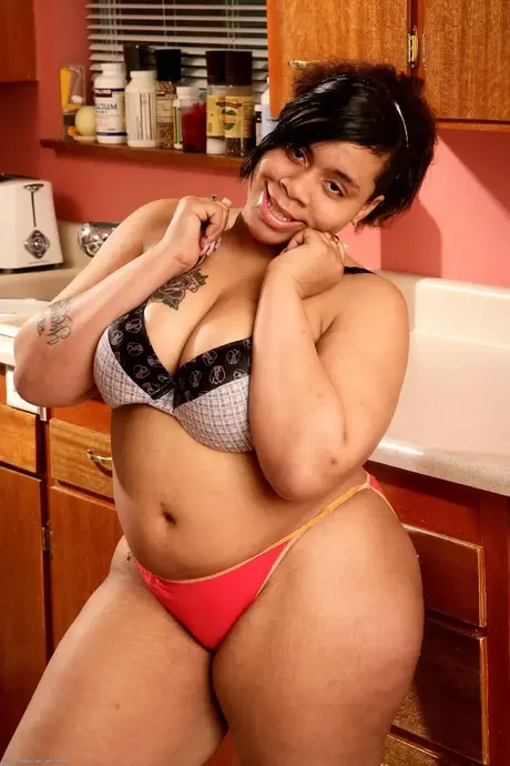 Nykole, la belle ébène poilue, exhibe ses gros seins et son super cul dans la cuisine