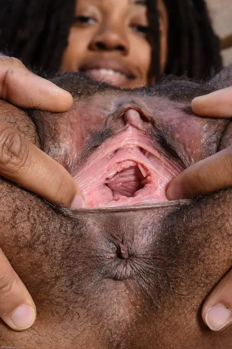 Olivia Green, la belle beauté noire, dévoile ses petits seins et écarte sa chatte épilée